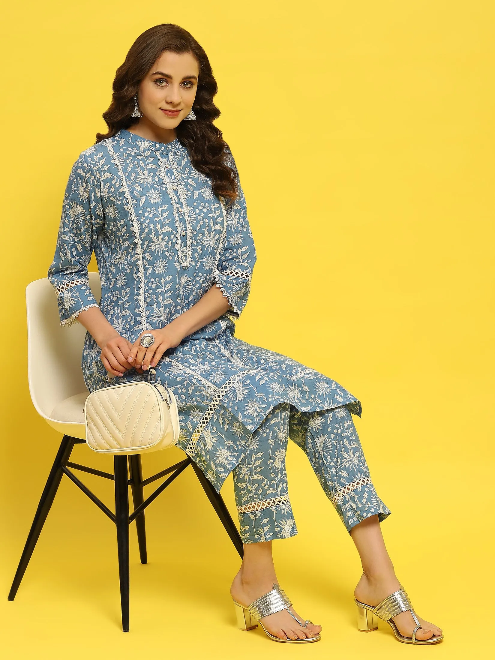 Women Cotton Blue Floral Print Kurta With Trouser